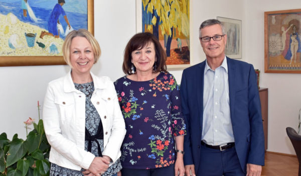 Bildungs- und Arbeitslandesrätin Beate Palfrader präsentierte den neuen Fachkräftemonitor 2019 gemeinsam mit Sabine Platzer-Werlberger (Stellvertretende AMS-Tirol-Chefin, li.) und Anton Kern (AMS-Tirol-Chef, re.).
